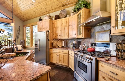 Impressive Cabin with Amazing Mountain Views and Interior Hot-Tub in Estes Park, Colorado - Estes Park, Colorado - glamping.directory