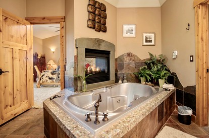 Impressive Cabin with Amazing Mountain Views and Interior Hot-Tub in Estes Park, Colorado - Estes Park, Colorado - glamping.directory