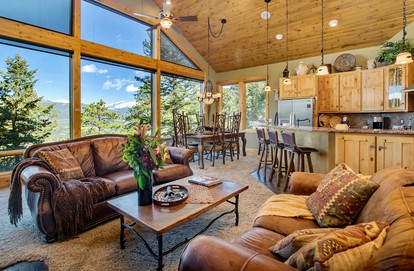 Impressive Cabin with Amazing Mountain Views and Interior Hot-Tub in Estes Park, Colorado - Estes Park, Colorado - glamping.directory