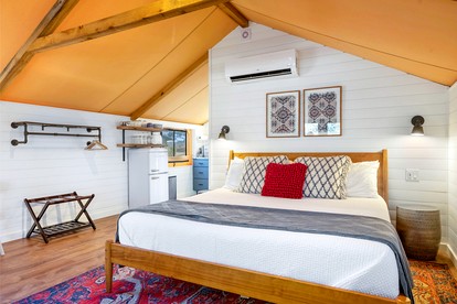 Luxury Cabin, with Hot-Tub Access in Ingram, Texas for Relaxing Weekends Away - Ingram, Texas - glamping.directory