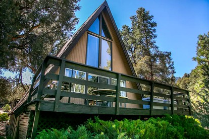 Charming Pine Mountain Club Cabin Rental with a Wood-Burning Fireplace and Views - glamping.directory
