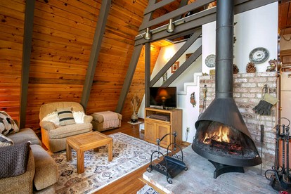Charming Pine Mountain Club Cabin Rental with a Wood-Burning Fireplace and Views - Pine Mountain Club, California - glamping.directory