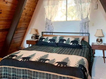 Charming Pine Mountain Club Cabin Rental with a Wood-Burning Fireplace and Views - Pine Mountain Club, California - glamping.directory