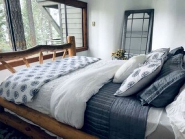 Cozy Lake View Woodland Cabin Rental in Coeur d'Alene, Idaho - Coeur d'Alene, Idaho - glamping.directory