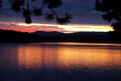 Cozy Lake View Woodland Cabin Rental in Coeur d'Alene, Idaho - Coeur d'Alene, Idaho - glamping.directory