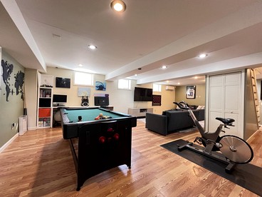 Spacious Wooden Cabin with Pool Table and Air Hockey Table in Vermont - Manchester, Vermont - glamping.directory