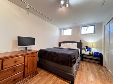 Spacious Wooden Cabin with Pool Table and Air Hockey Table in Vermont - Manchester, Vermont - glamping.directory