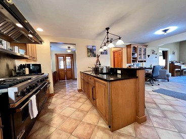 Spacious Wooden Cabin with Pool Table and Air Hockey Table in Vermont - Manchester, Vermont - glamping.directory