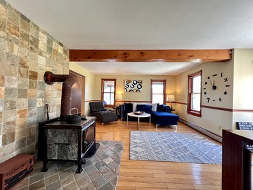 Spacious Wooden Cabin with Pool Table and Air Hockey Table in Vermont - Manchester, Vermont - glamping.directory