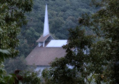 Charming Mountainside Cabin with a Jacuzzi for Two in Eureka Springs, Arkansas - glamping.directory