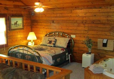 Charming Mountainside Cabin with a Jacuzzi for Two in Eureka Springs, Arkansas - Eureka Springs, Arkansas - glamping.directory