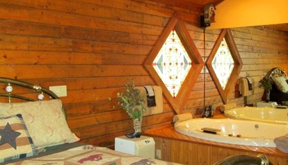 Charming Mountainside Cabin with a Jacuzzi for Two in Eureka Springs, Arkansas - Eureka Springs, Arkansas - glamping.directory