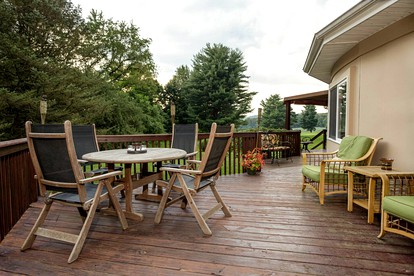 Unique Ohio Cottage for a Weekend Getaway in the Midwest - Perrysville, Ohio - glamping.directory