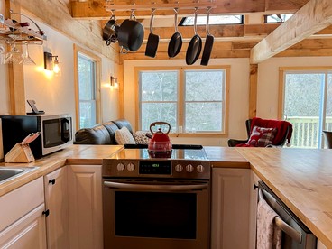 Modern Cabin with Beautiful Mountain Views in Intervale, New Hampshire - Intervale, New Hampshire - glamping.directory