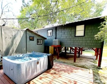 Lakefront Family Cabin with Jacuzzi, Fire Pit and Yard in Texas - Karnack, Texas - glamping.directory