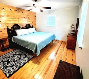 Lakefront Family Cabin with Jacuzzi, Fire Pit and Yard in Texas - Karnack, Texas - glamping.directory