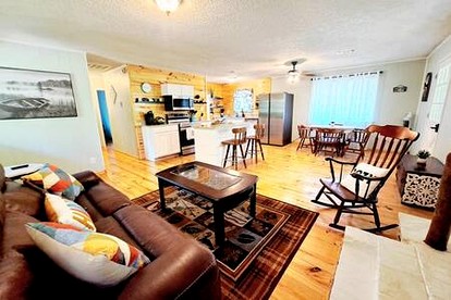 Lakefront Family Cabin with Jacuzzi, Fire Pit and Yard in Texas - Karnack, Texas - glamping.directory