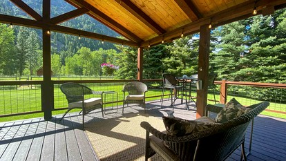 Beautiful Cabin with Hot-Tub and Breathtaking Landscape Views in Montana - Clinton, Montana - glamping.directory
