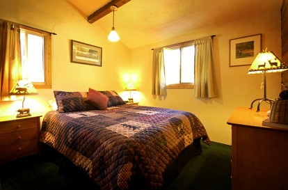 Beautiful Cabin with Hot-Tub and Breathtaking Landscape Views in Montana - Clinton, Montana - glamping.directory
