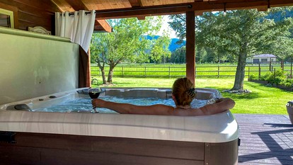 Beautiful Cabin with Hot-Tub and Breathtaking Landscape Views in Montana - Clinton, Montana - glamping.directory
