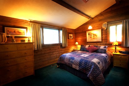 Beautiful Cabin with Hot-Tub and Breathtaking Landscape Views in Montana - Clinton, Montana - glamping.directory