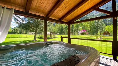 Beautiful Cabin with Hot-Tub and Breathtaking Landscape Views in Montana - Clinton, Montana - glamping.directory
