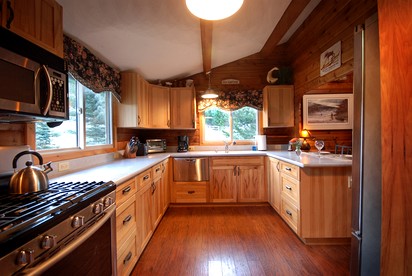 Beautiful Cabin with Hot-Tub and Breathtaking Landscape Views in Montana - Clinton, Montana - glamping.directory