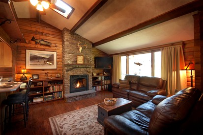Beautiful Cabin with Hot-Tub and Breathtaking Landscape Views in Montana - Clinton, Montana - glamping.directory