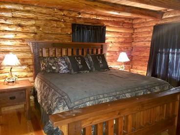 Charming Log Cabin Getaway with Private Hot Tub near Decatur, Illinois - Decatur, Illinois - glamping.directory