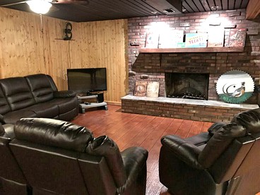 Charming Log Cabin Getaway with Private Hot Tub near Decatur, Illinois - Decatur, Illinois - glamping.directory