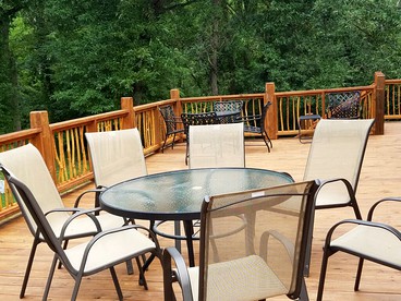 Charming Log Cabin Getaway with Private Hot Tub near Decatur, Illinois - Decatur, Illinois - glamping.directory