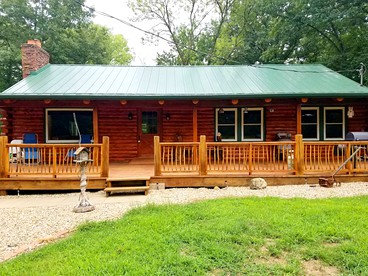 Charming Log Cabin Getaway with Private Hot Tub near Decatur, Illinois - glamping.directory