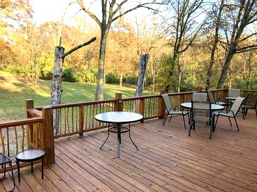 Charming Log Cabin Getaway with Private Hot Tub near Decatur, Illinois - Decatur, Illinois - glamping.directory