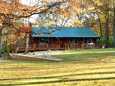 Charming Log Cabin Getaway with Private Hot Tub near Decatur, Illinois - Decatur, Illinois - glamping.directory