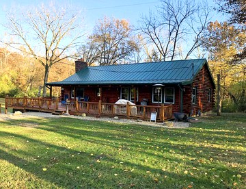 Charming Log Cabin Getaway with Private Hot Tub near Decatur, Illinois - Decatur, Illinois - glamping.directory
