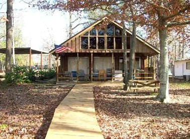 Charming Cabin Rental near a National Forest in Zwolle, Louisiana - glamping.directory