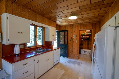 Charming Riverside Cabin with Deck Overlooking Madison River near Three Dollar Bridge in McAllister, Montana - Cameron, Montana - glamping.directory