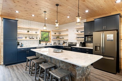 Unique, Custom-Designed Cabin with Hot-Tub Close to the Great Smoky Mountain National Park, Pigeon Forge in Tennesse - Sevierville, Tennessee - glamping.directory