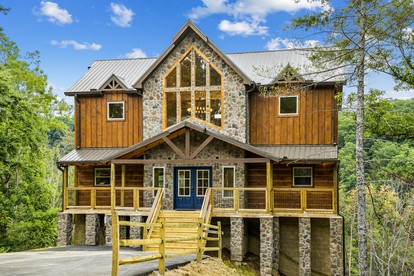 Unique, Custom-Designed Cabin with Hot-Tub Close to the Great Smoky Mountain National Park, Pigeon Forge in Tennesse - glamping.directory