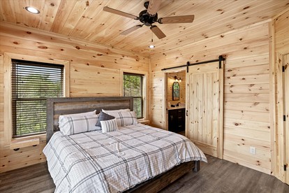 Unique, Custom-Designed Cabin with Hot-Tub Close to the Great Smoky Mountain National Park, Pigeon Forge in Tennesse - Sevierville, Tennessee - glamping.directory