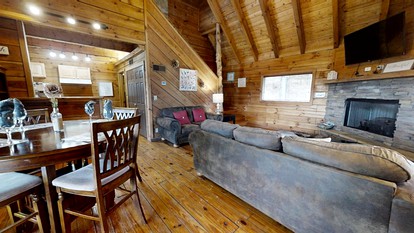 Idyllic Mountain Retreat with Jacuzzi and Stunning Views from the Deck in Townsend, Tennessee - Townsend, Tennessee - glamping.directory