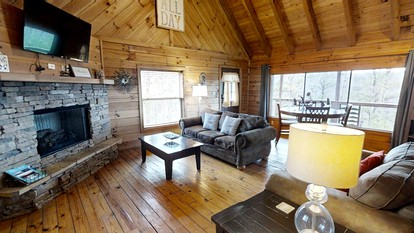 Idyllic Mountain Retreat with Jacuzzi and Stunning Views from the Deck in Townsend, Tennessee - Townsend, Tennessee - glamping.directory