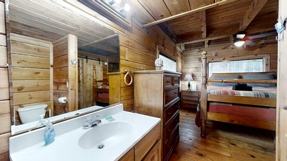 Idyllic Mountain Retreat with Jacuzzi and Stunning Views from the Deck in Townsend, Tennessee - Townsend, Tennessee - glamping.directory