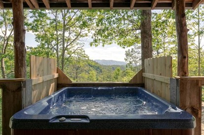 Idyllic Mountain Retreat with Jacuzzi and Stunning Views from the Deck in Townsend, Tennessee - Townsend, Tennessee - glamping.directory