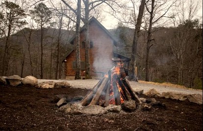 Idyllic Mountain Retreat with Jacuzzi and Stunning Views from the Deck in Townsend, Tennessee - Townsend, Tennessee - glamping.directory