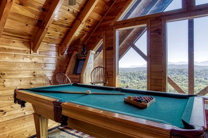 Cabin Retreat with Jacuzzi, Pool Table and Pool in Pigeon Forge, Tennessee - Pigeon Forge, Tennessee - glamping.directory