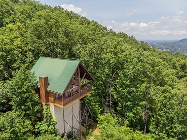 Cabin Retreat with Jacuzzi, Pool Table and Pool in Pigeon Forge, Tennessee - Pigeon Forge, Tennessee - glamping.directory