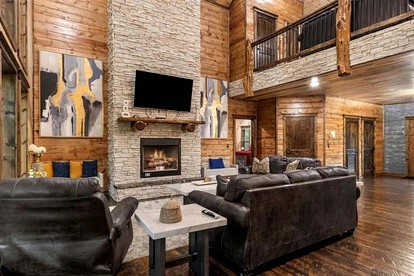 Luxury Lodge with Hot Tub, Pool & Game Room near Broken Bow Lake – Hochatown, OK - Broken Bow, Oklahoma - glamping.directory