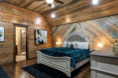 Luxury Lodge with Hot Tub, Pool & Game Room near Broken Bow Lake – Hochatown, OK - Broken Bow, Oklahoma - glamping.directory