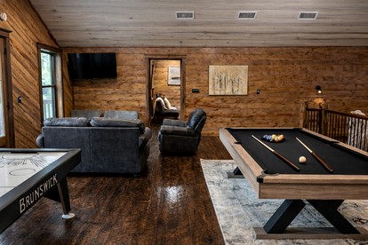 Luxury Lodge with Hot Tub, Pool & Game Room near Broken Bow Lake – Hochatown, OK - Broken Bow, Oklahoma - glamping.directory